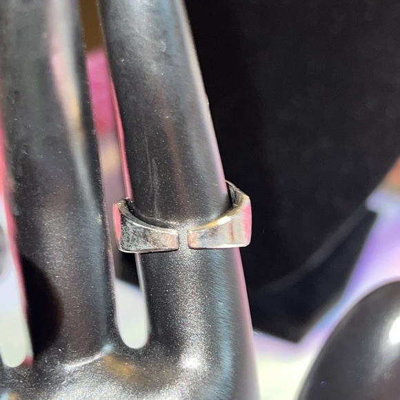 2 pairs adjustable Silver Tone SKULL rings - Picture 7 of 12